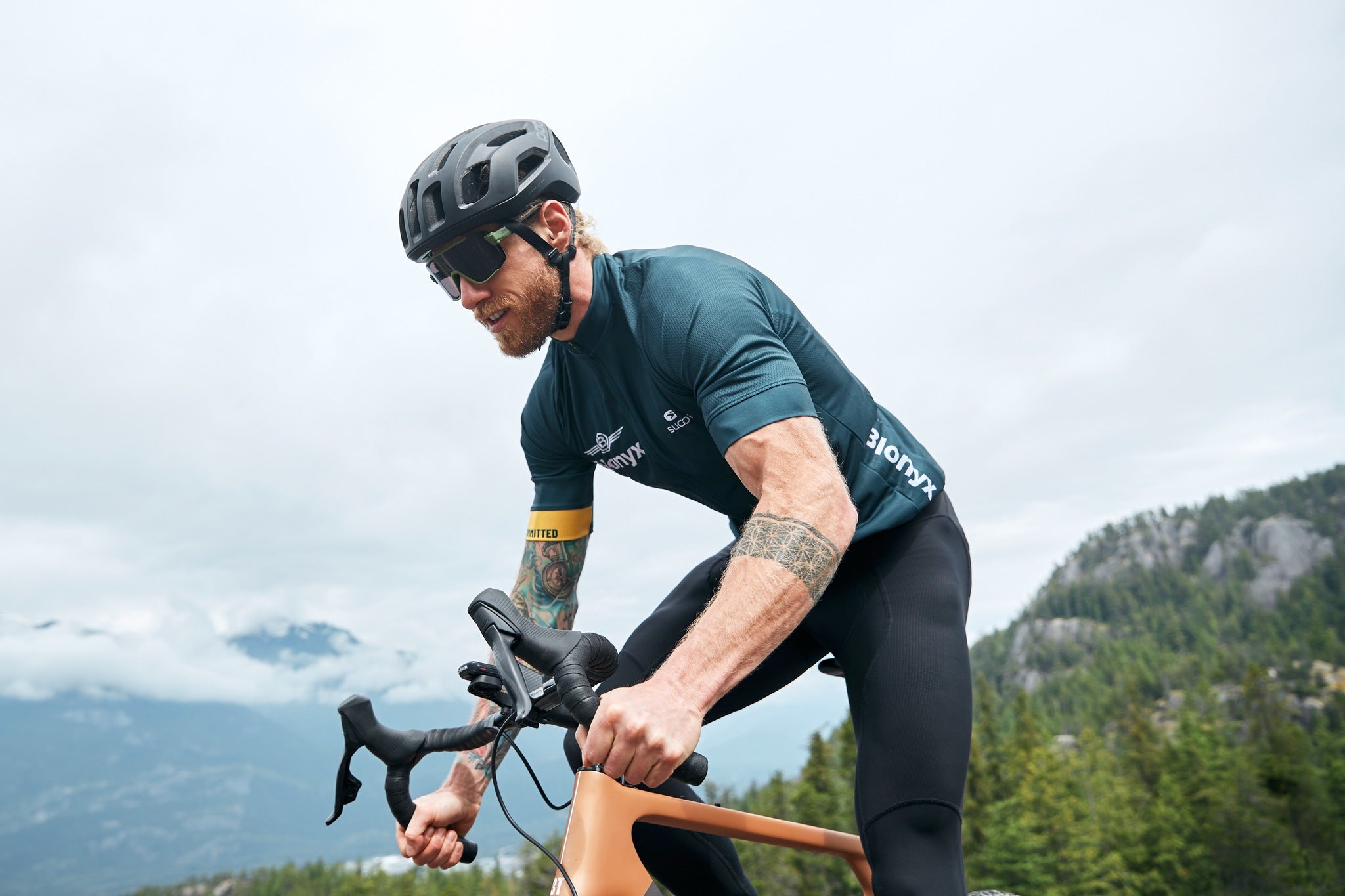 A gravel biker riding on the edge of a cliff.