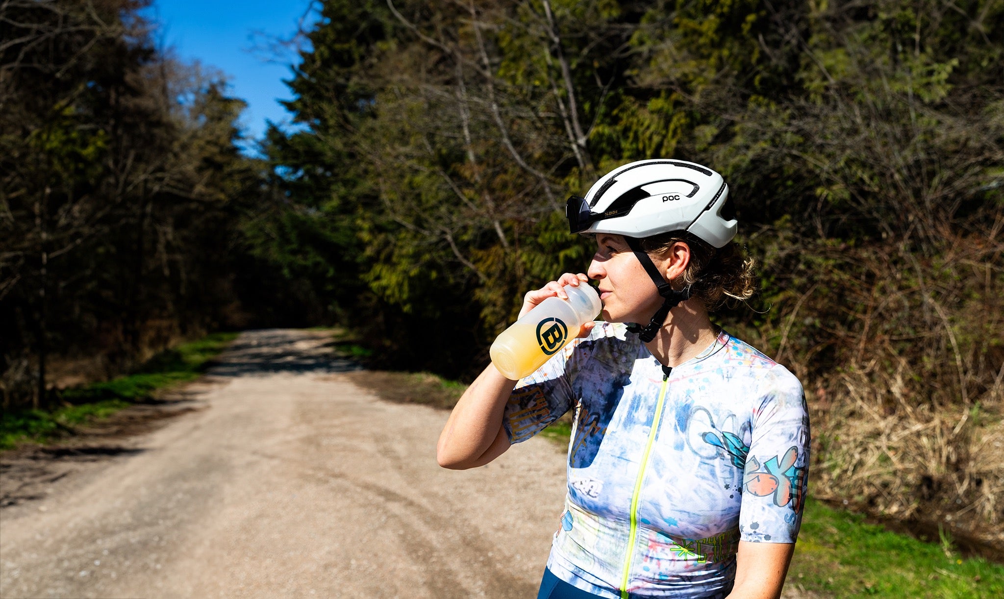 Cyclist drinking Blonyx Hydra+ from a water bottle