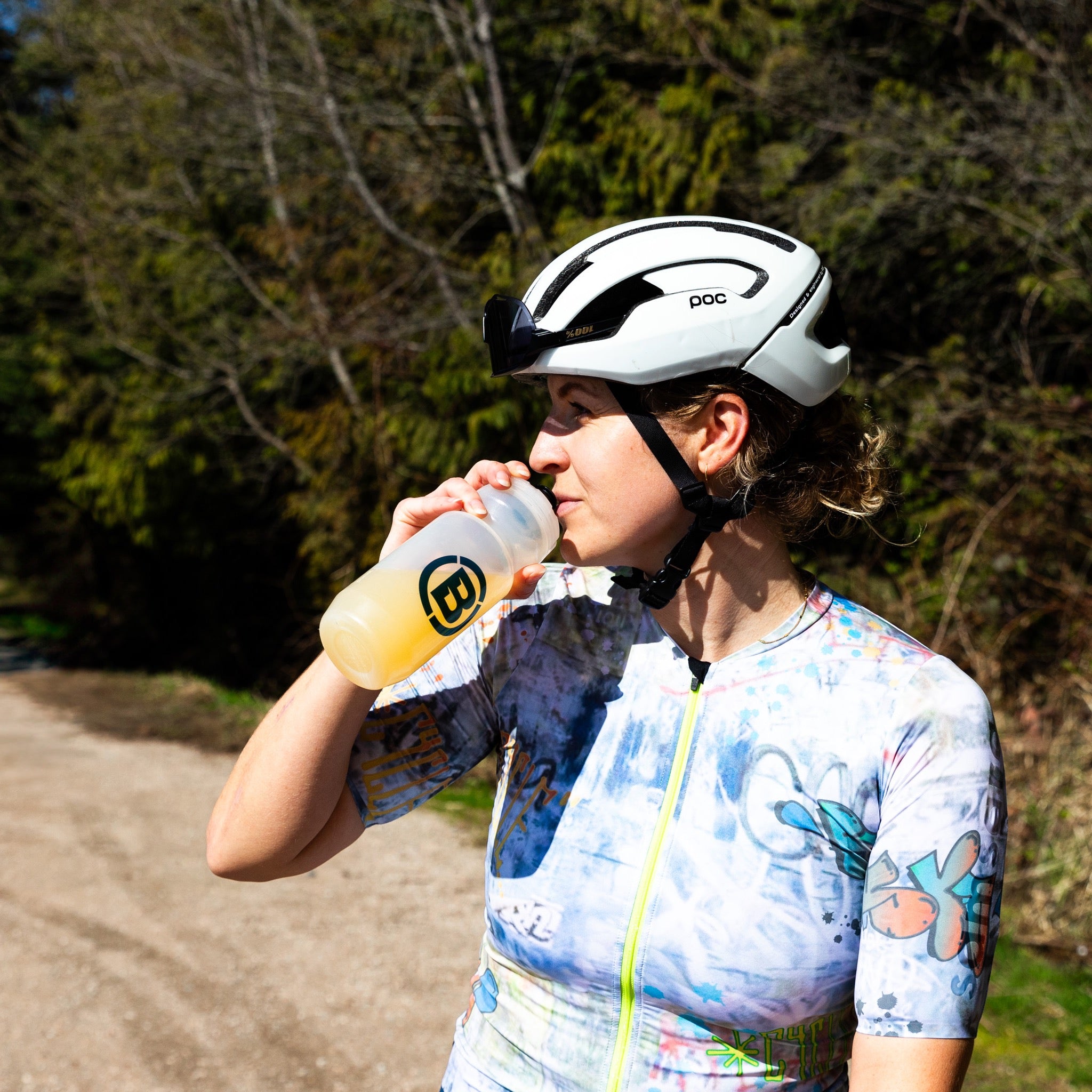 Cyclist drinking Blonyx Hydra+ from a water bottle