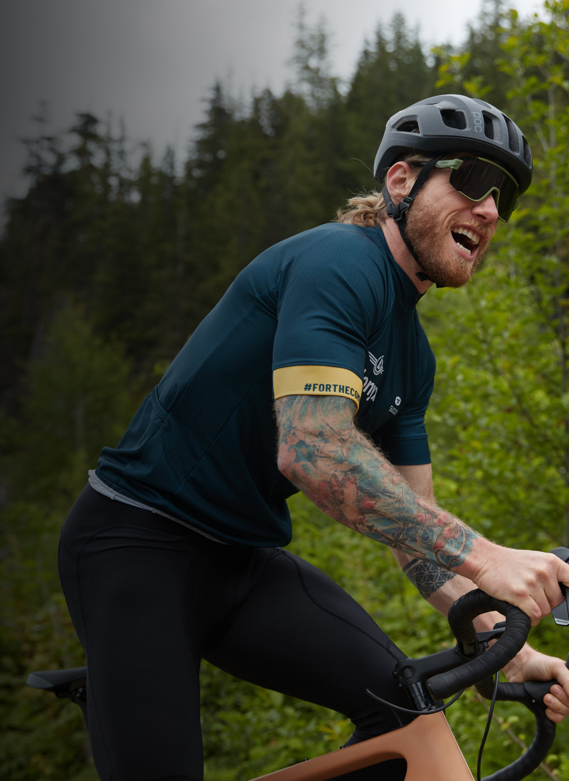 Gravel biker in Blonyx kit powering up a trail